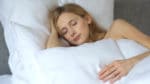 perkal-bettwaesche in weiß Mensch schläft im grauen Bett