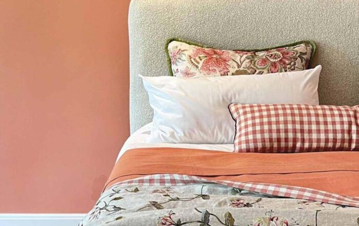 crushed-apricot-wall-leinen-throw-white-bed